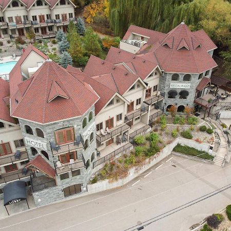 The Castle At Swan Lake Vernon Dış mekan fotoğraf